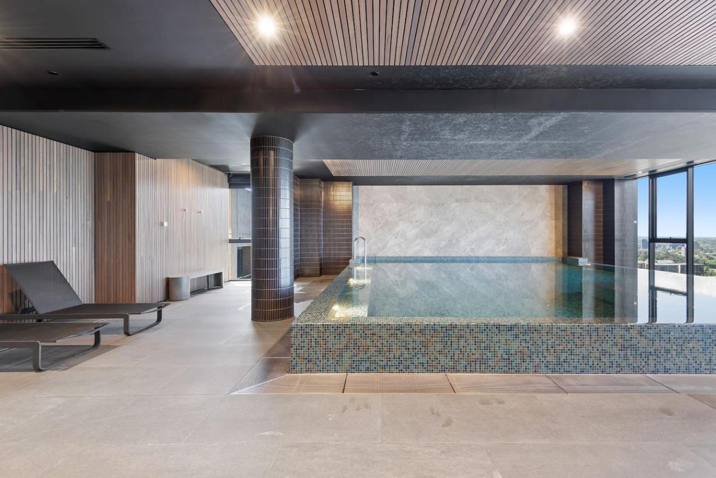 Chic Urban Escape Pool, Gym And City Charm Melbourne Esterno foto