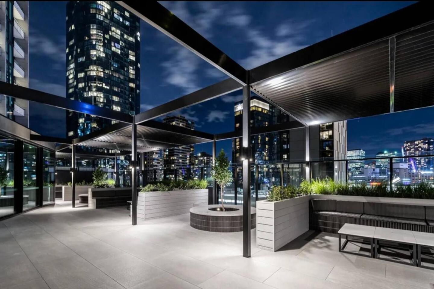 Chic Urban Escape Pool, Gym And City Charm Melbourne Esterno foto