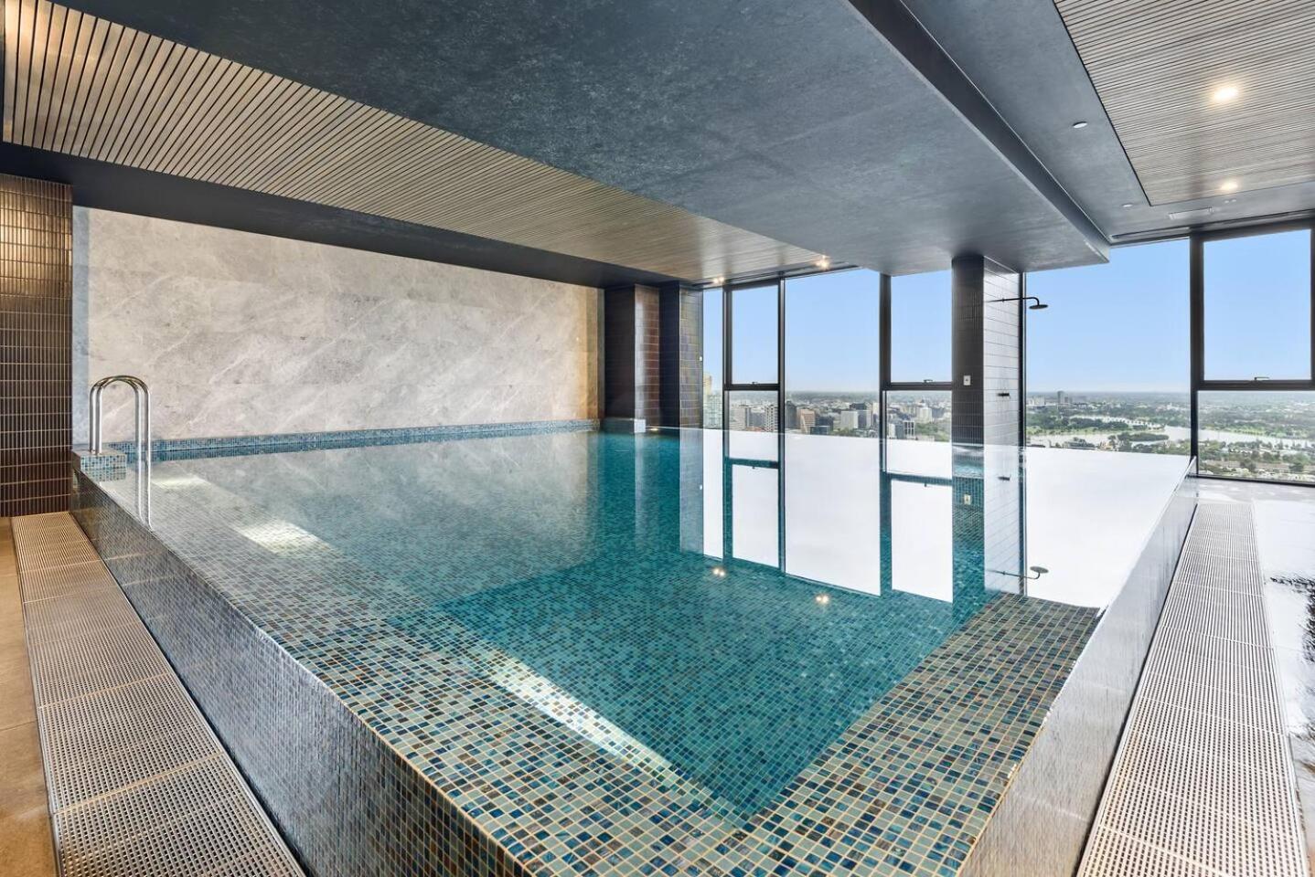 Chic Urban Escape Pool, Gym And City Charm Melbourne Esterno foto